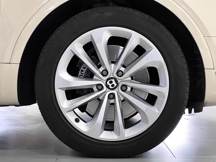 Фото 9 - Bentley Bentayga Hybrid