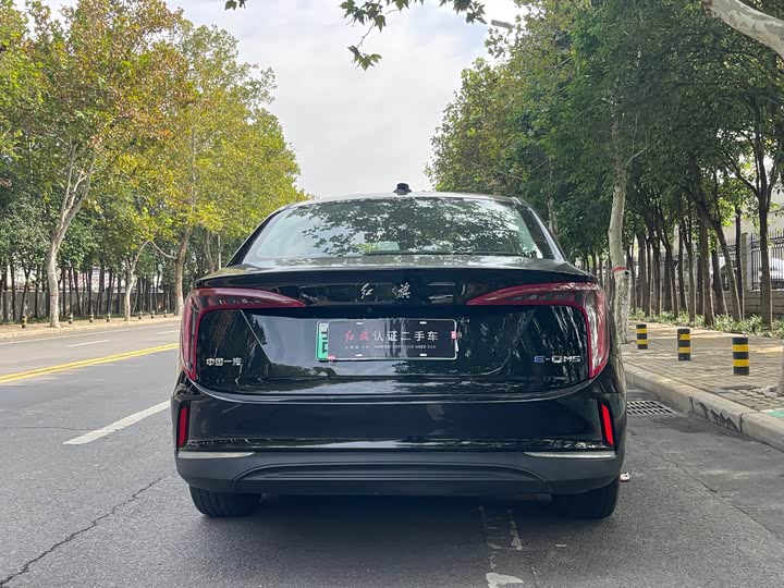 Фото 10 - Hongqi E-QM5