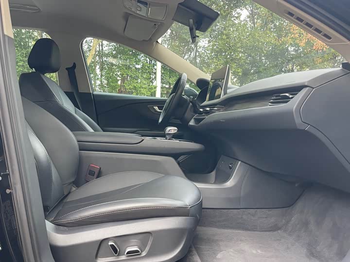 Фото 14 - Hongqi E-QM5