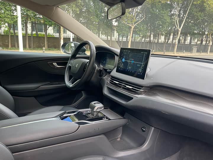 Фото 15 - Hongqi E-QM5