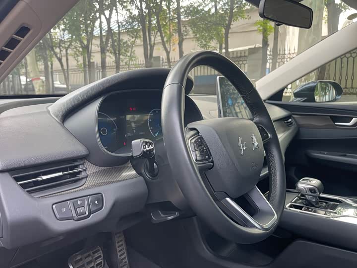 Фото 6 - Hongqi E-QM5