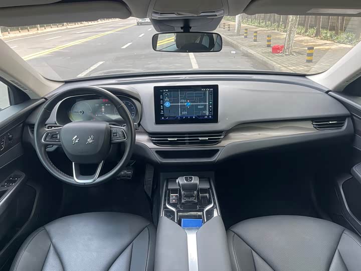 Фото 7 - Hongqi E-QM5