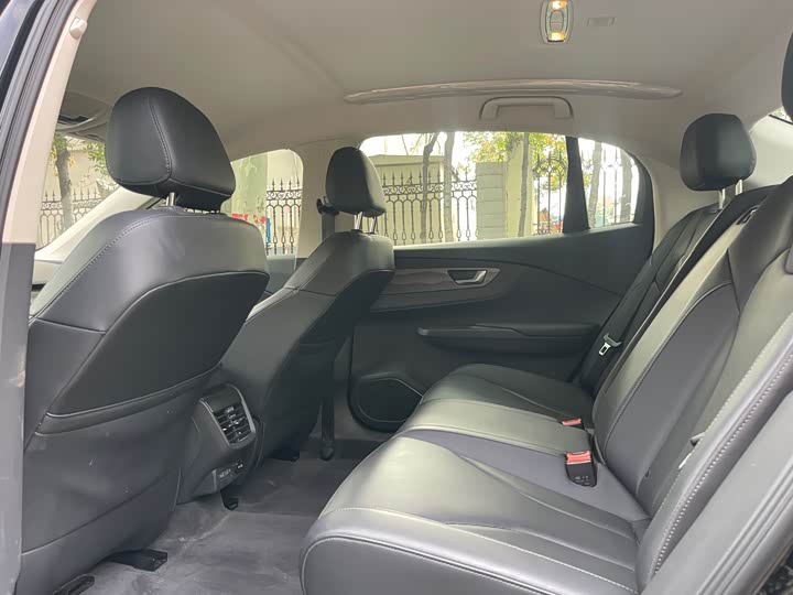 Фото 8 - Hongqi E-QM5