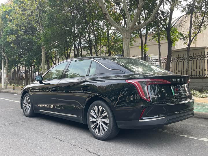 Фото 9 - Hongqi E-QM5