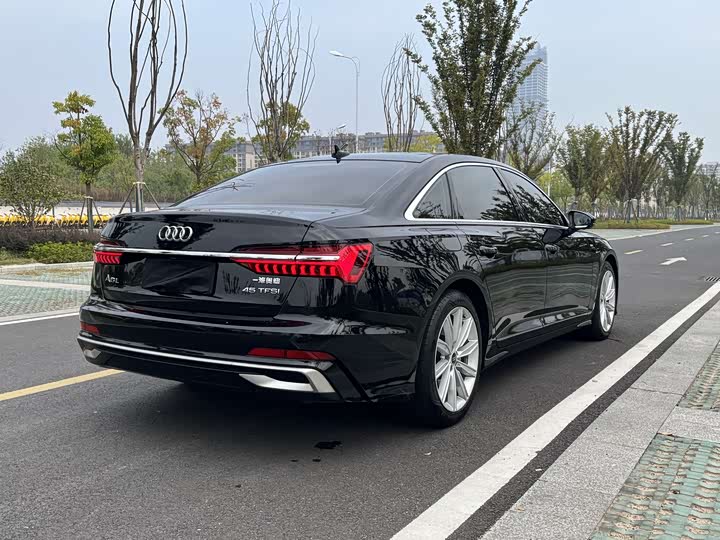 Фото 7 - Audi A6L