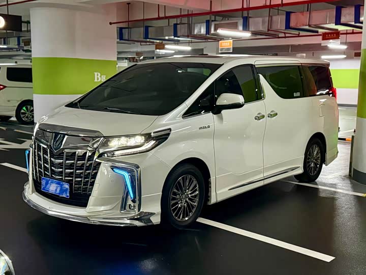 Фото 1 - Toyota Alphard