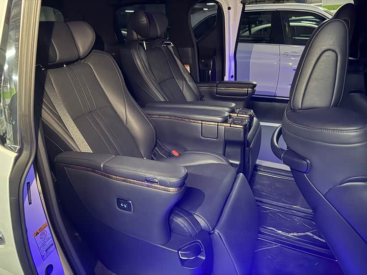 Фото 10 - Toyota Alphard