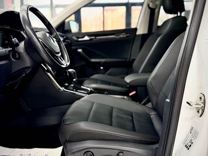 Фото 10 - Volkswagen T-Roc