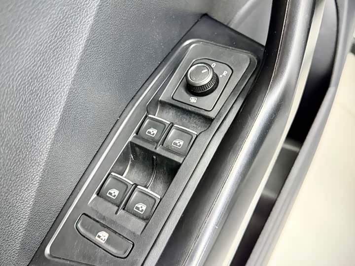 Фото 11 - Volkswagen T-Roc