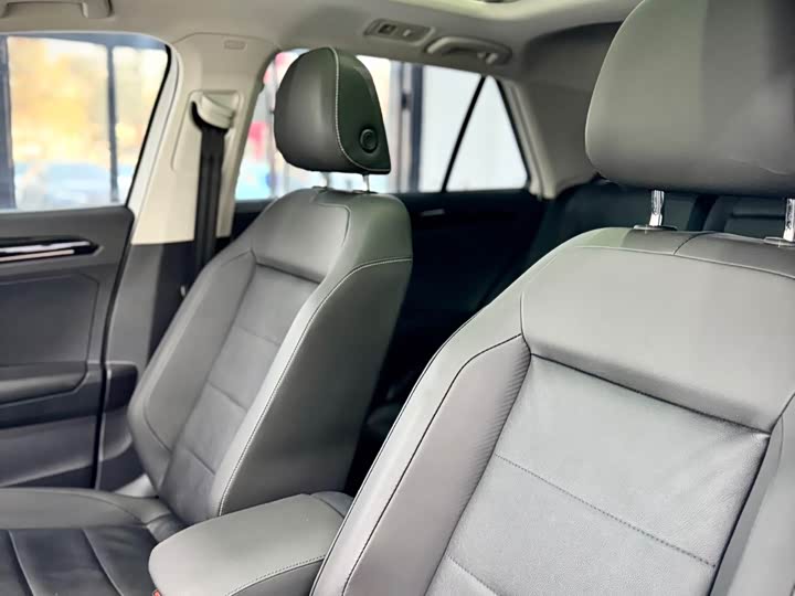 Фото 14 - Volkswagen T-Roc