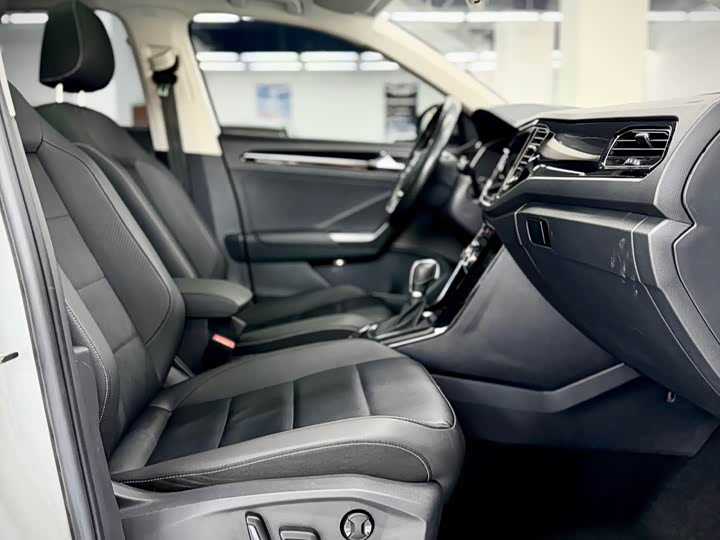 Фото 23 - Volkswagen T-Roc