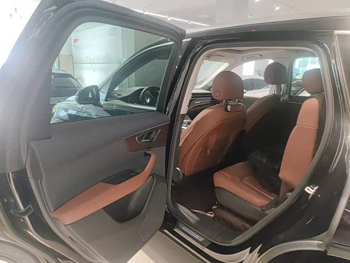 Фото 8 - Audi Q7