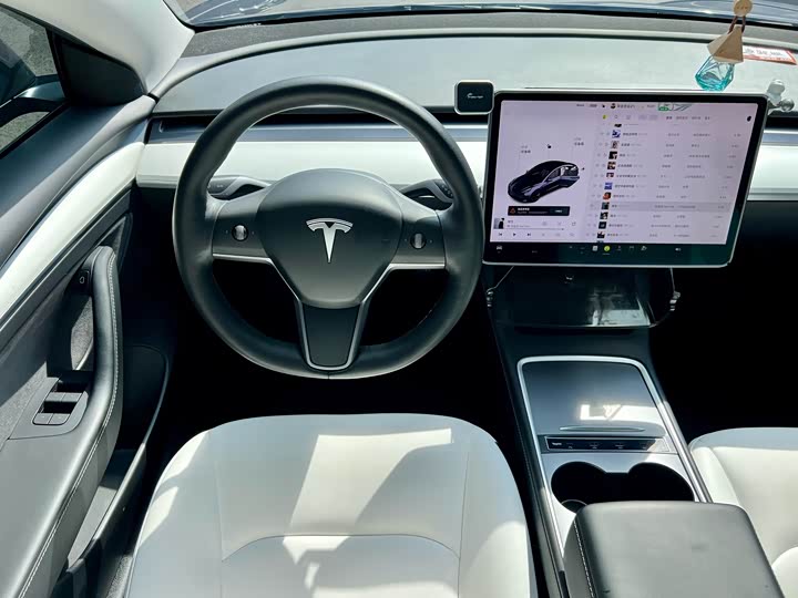 Фото 12 - Tesla Model 3