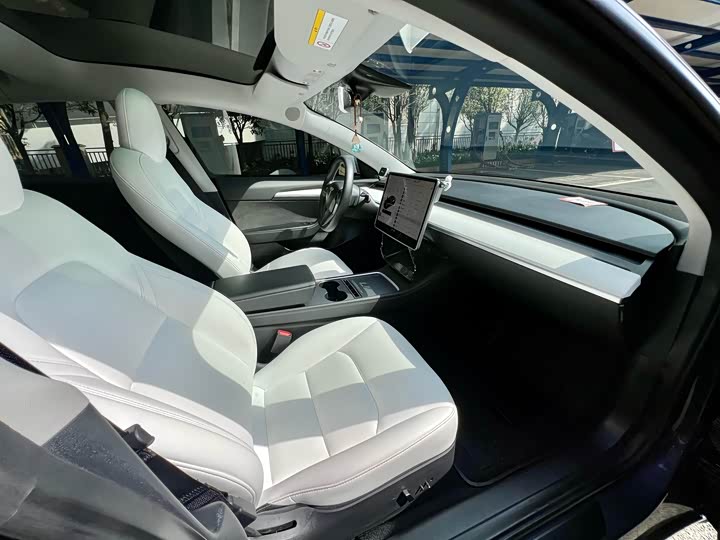 Фото 13 - Tesla Model 3