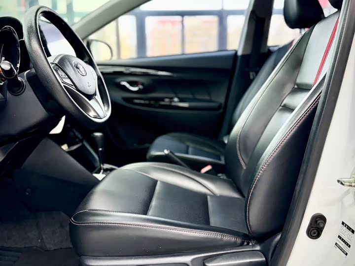 Фото 10 - Toyota Yaris L Hatchback