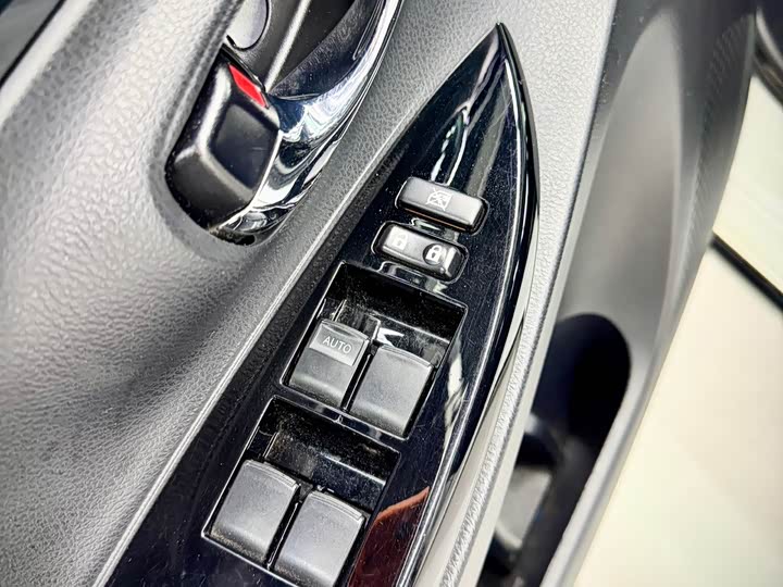 Фото 11 - Toyota Yaris L Hatchback