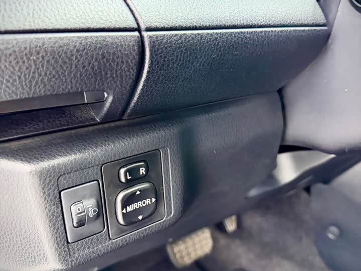 Фото 12 - Toyota Yaris L Hatchback