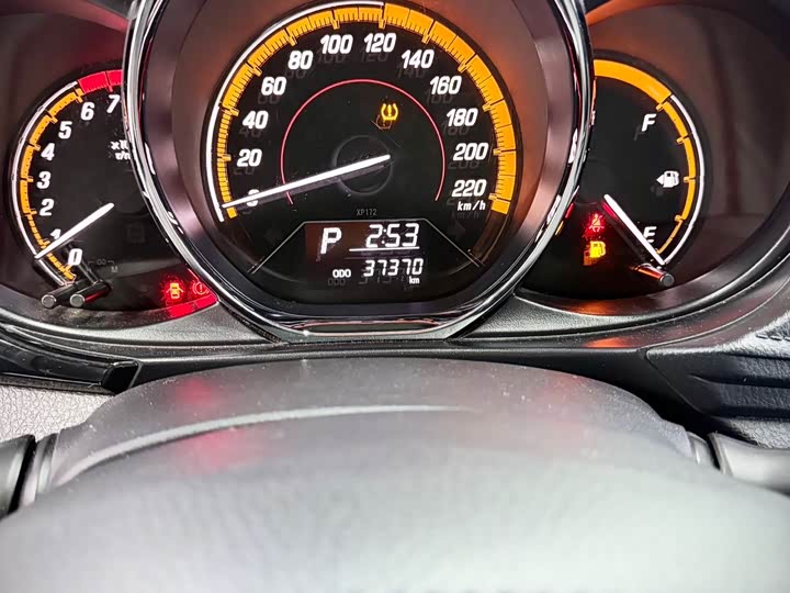 Фото 13 - Toyota Yaris L Hatchback