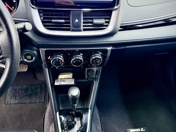 Фото 14 - Toyota Yaris L Hatchback