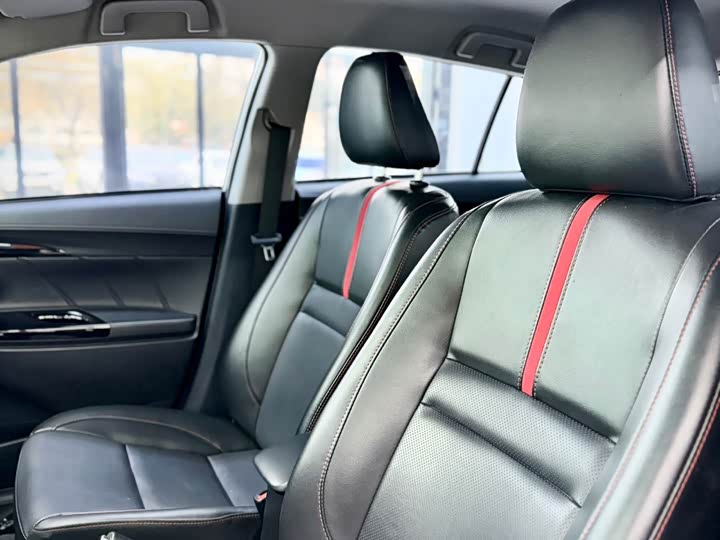 Фото 15 - Toyota Yaris L Hatchback