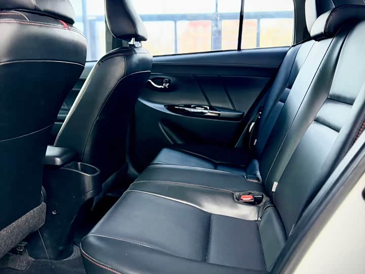 Фото 16 - Toyota Yaris L Hatchback