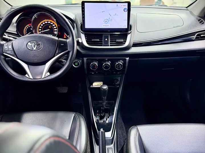 Фото 17 - Toyota Yaris L Hatchback