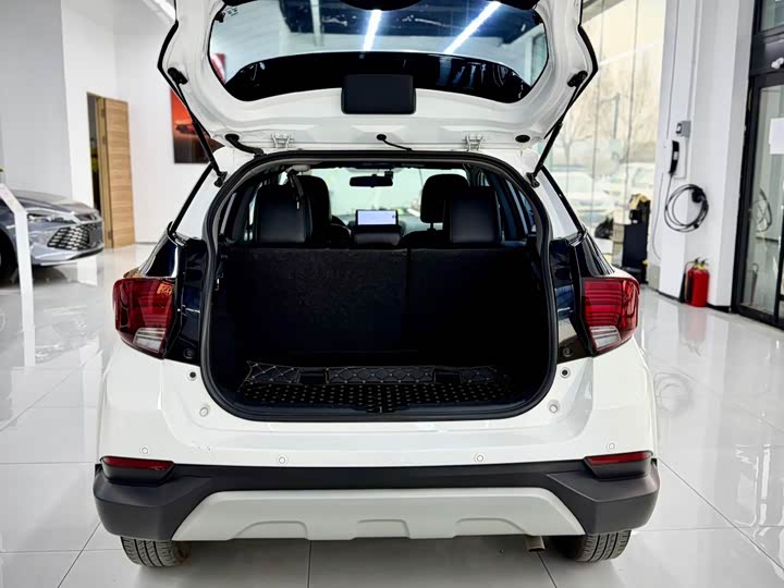 Фото 18 - Toyota Yaris L Hatchback