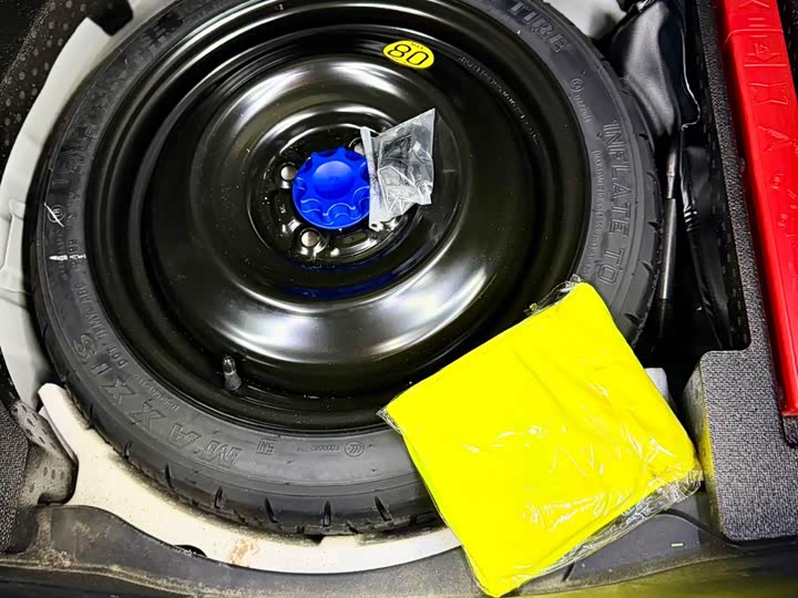 Фото 19 - Toyota Yaris L Hatchback