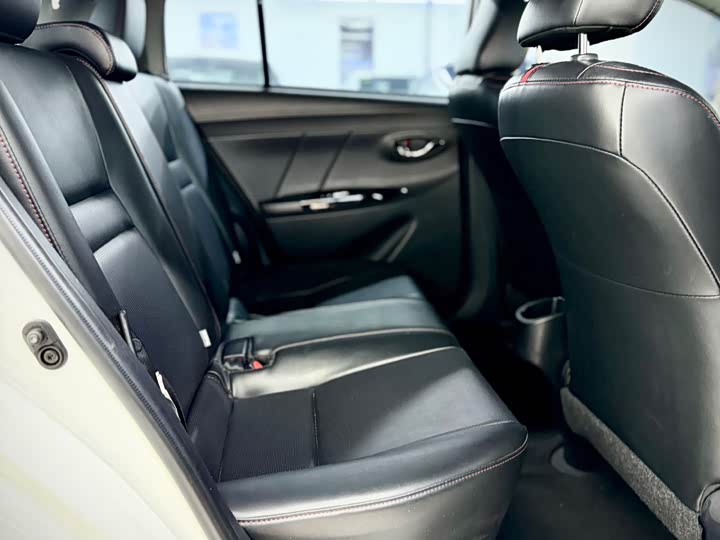 Фото 20 - Toyota Yaris L Hatchback