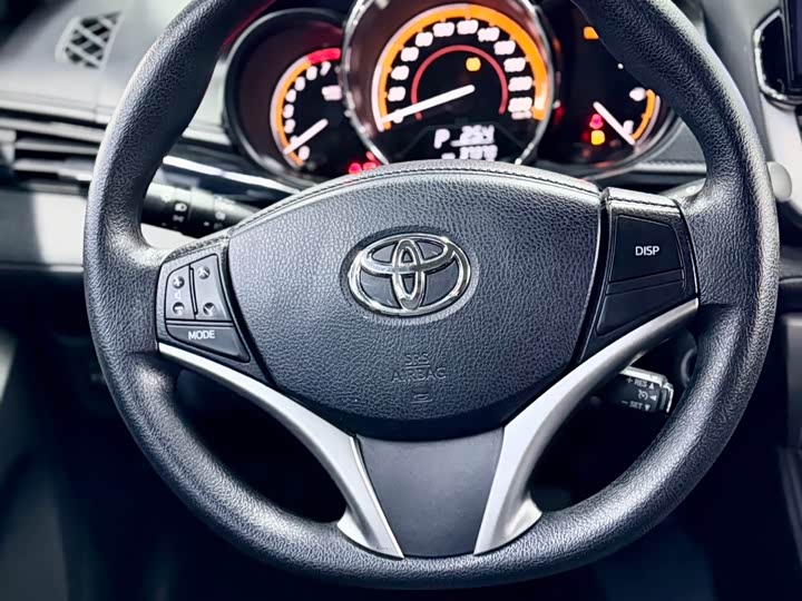 Фото 21 - Toyota Yaris L Hatchback