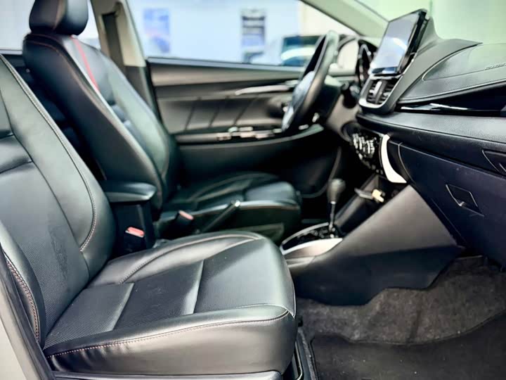 Фото 22 - Toyota Yaris L Hatchback