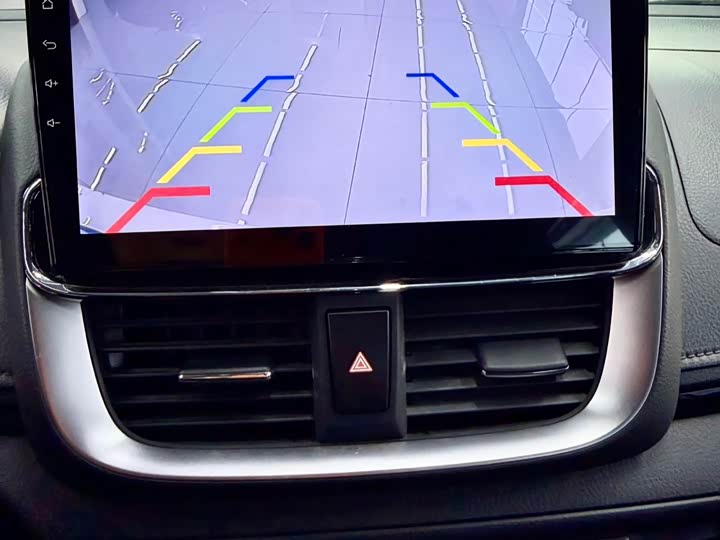 Фото 23 - Toyota Yaris L Hatchback