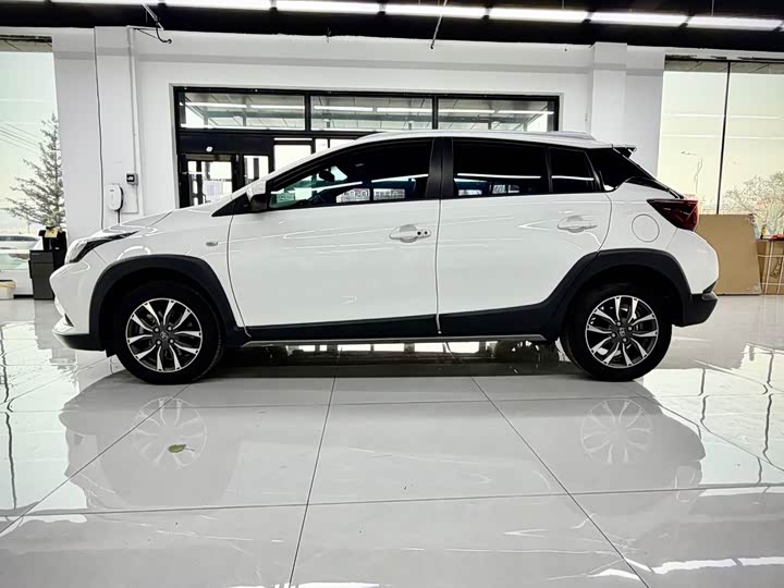 Фото 3 - Toyota Yaris L Hatchback