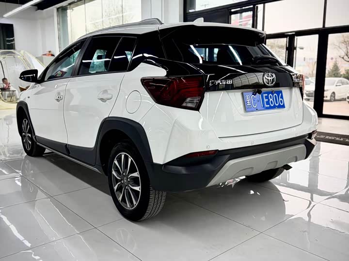 Фото 4 - Toyota Yaris L Hatchback