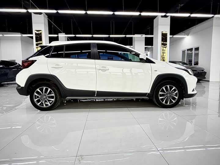 Фото 7 - Toyota Yaris L Hatchback