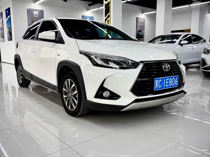 Фото 8 - Toyota Yaris L Hatchback