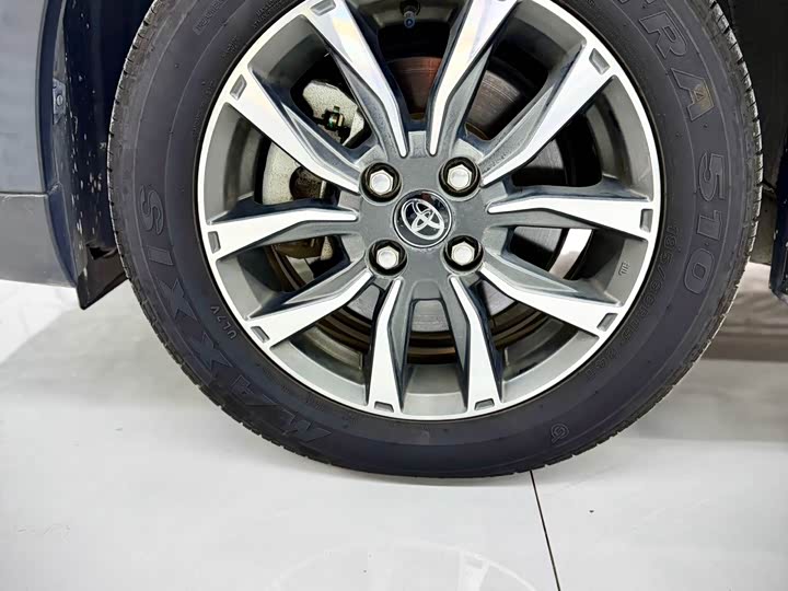 Фото 9 - Toyota Yaris L Hatchback