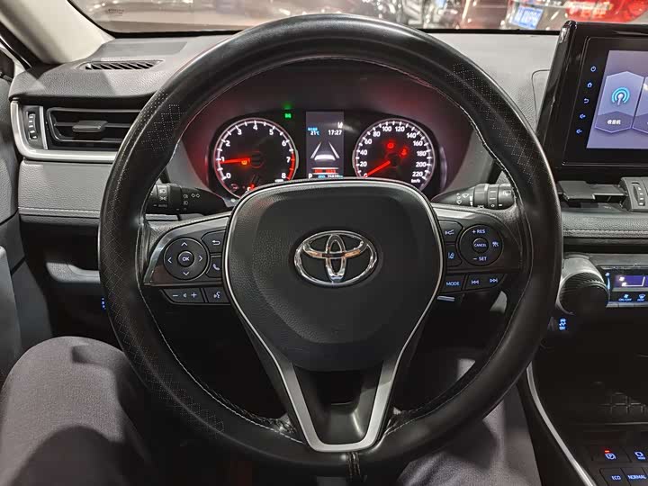 Фото 10 - Toyota RAV4