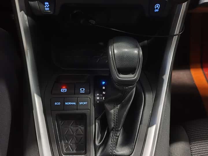 Фото 13 - Toyota RAV4