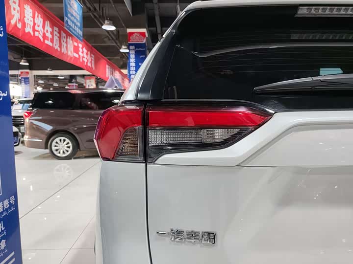 Фото 16 - Toyota RAV4