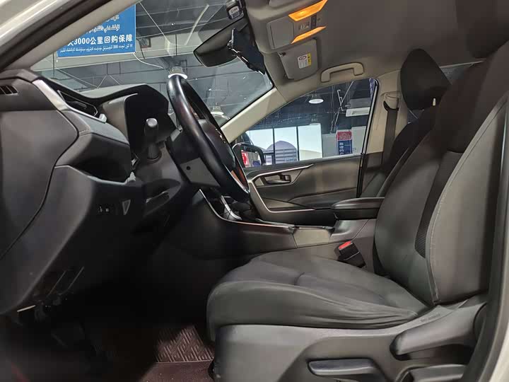 Фото 4 - Toyota RAV4