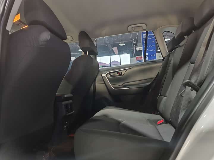 Фото 6 - Toyota RAV4