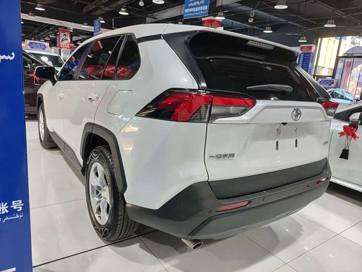 Фото 7 - Toyota RAV4