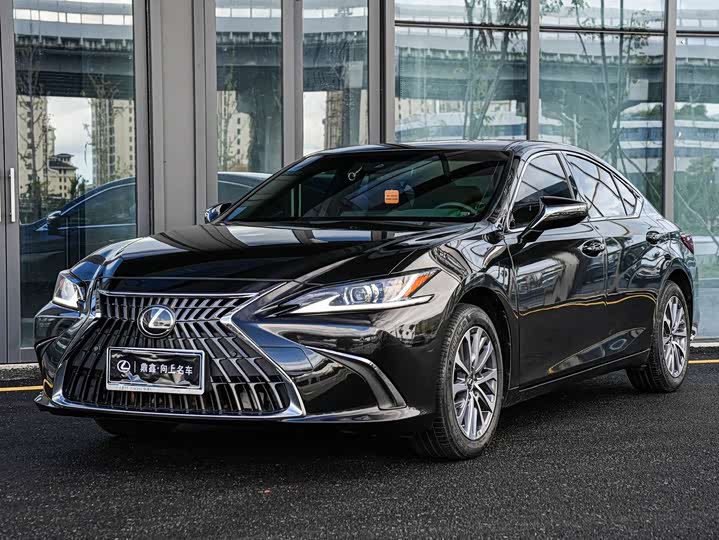 Фото 1 - Lexus ES