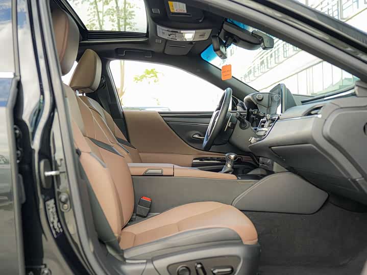 Фото 11 - Lexus ES