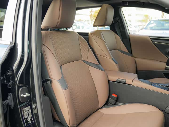 Фото 12 - Lexus ES