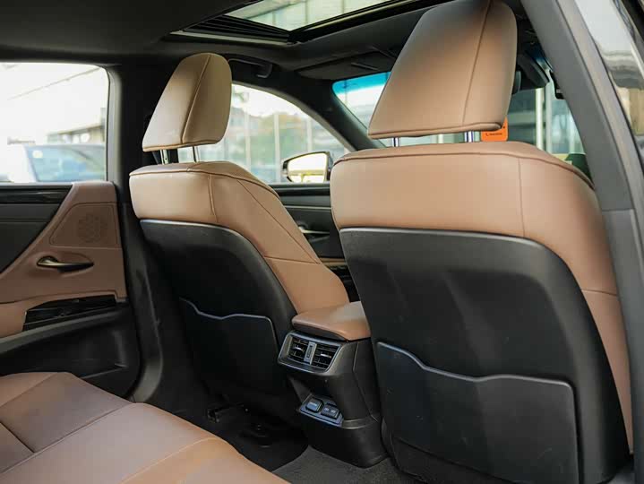 Фото 13 - Lexus ES