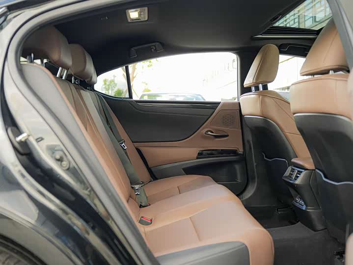 Фото 14 - Lexus ES