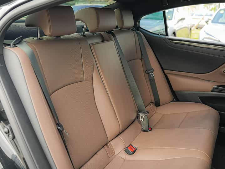 Фото 15 - Lexus ES