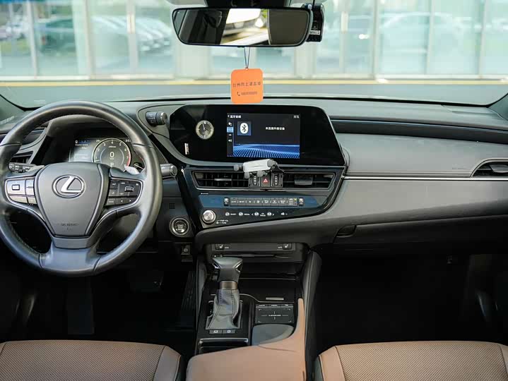 Фото 16 - Lexus ES